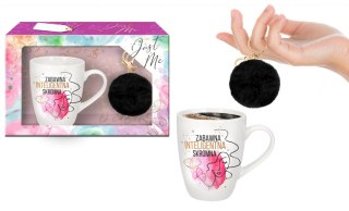 JUST ME - zestaw kubek baryłka 300 ml z napisem ""Zabawna, Inteligentna, Skromna""+ czarny pompon House of Mugs